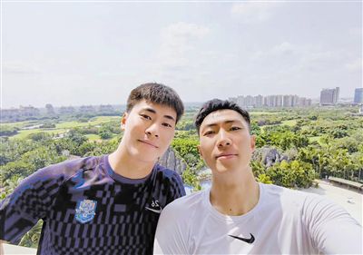 屏住呼吸、激动挡眼、紧张握拳、泪流满面……这些都是观众在观看《紧急救援》时的;应激反应
